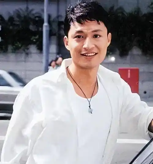 "咆哮帝"马景涛参加路人婚礼,61岁容貌大变,网友直呼认不出_田丽_因为