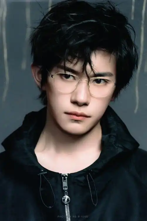 易烊千玺粉丝的相册几万张易烊千玺帅图每天翻到蹭蹭冒火星子都看不够