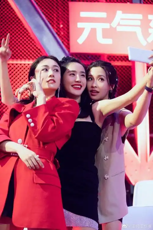 【9.26 王智】正在湖南卫视播出,智姐现场为少年们打call应援.