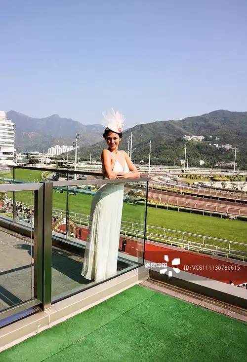 模特rosemary性感现身马场看赛马 前凸后翘酥胸半露成最美风景