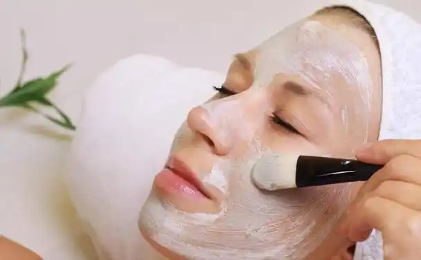 面部皮肤保湿可以有效地避免皮肤起皮的问题脸部保湿可避免起皱纹和