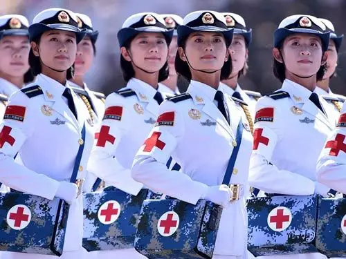 金猴鞋亮相大阅兵 外地员工为看直播推迟回家