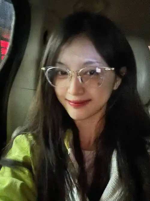 吴宣仪五福临门拍摄花絮照##吴宣仪车内素颜自拍