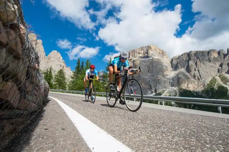 正在环山公路上骑行的自行车运动员