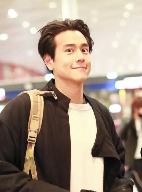 彭于晏现身机场,一身黑色长风衣表情搞怪,少年感满满