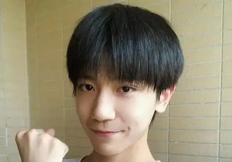 所不同的男学生黑色齐刘海蘑菇头短直发发型,非常适合中国青少年梳理