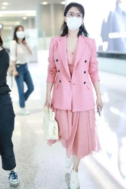 陈数的时尚真不简单!粉色"西装"配同色格子裙,气质优雅又减龄