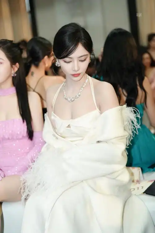 许佳琪的秀场日记