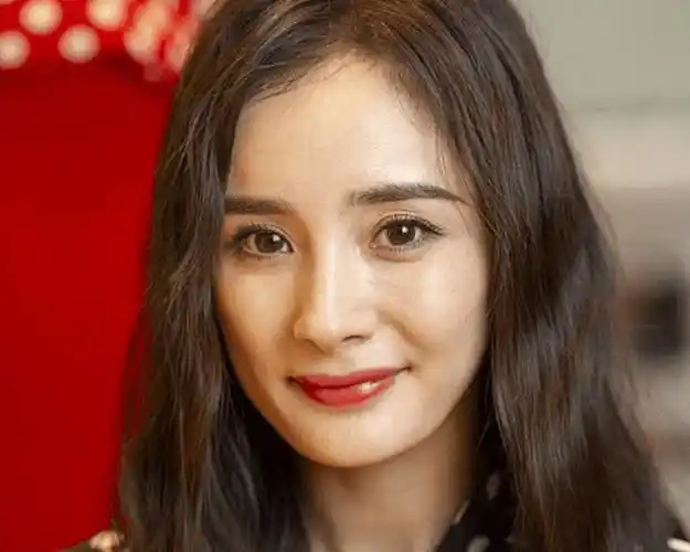 36岁杨幂央视镜头下垮脸,眼窝凹鼻孔大,模仿赵丽颖失败遭群嘲_状态