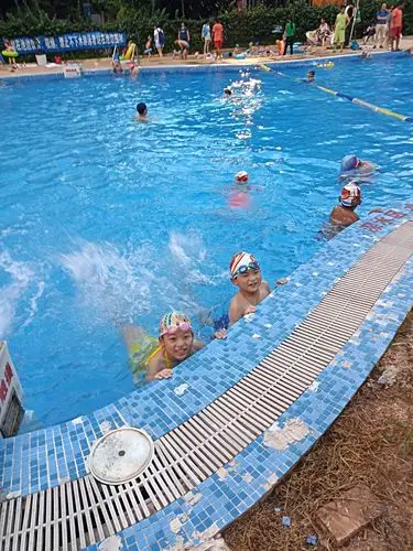 今天我们去金洲嘉丽园的游泳,我和弟弟在水中打水,可开心了!