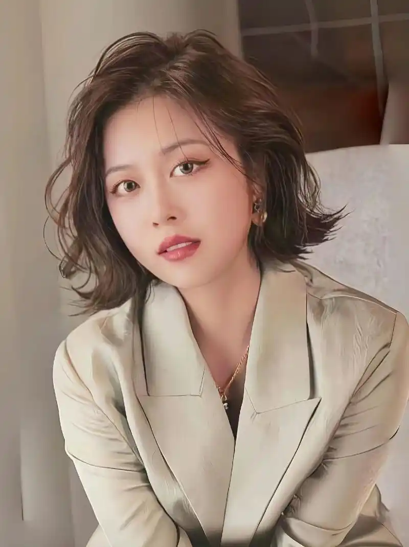 2024年即将火爆的中发发卷式发型.2024爆款中短发烫发发 - 抖音