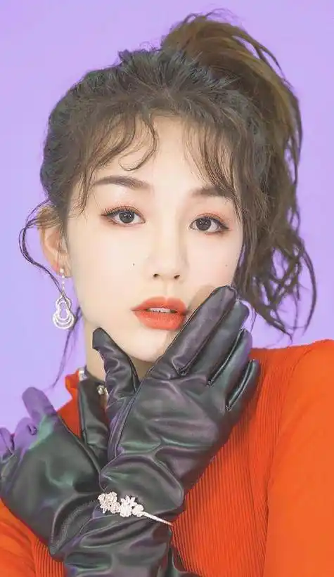 不仅仅是孟美岐,张紫宁和徐梦洁也经常会尝试这样的卷发发型.