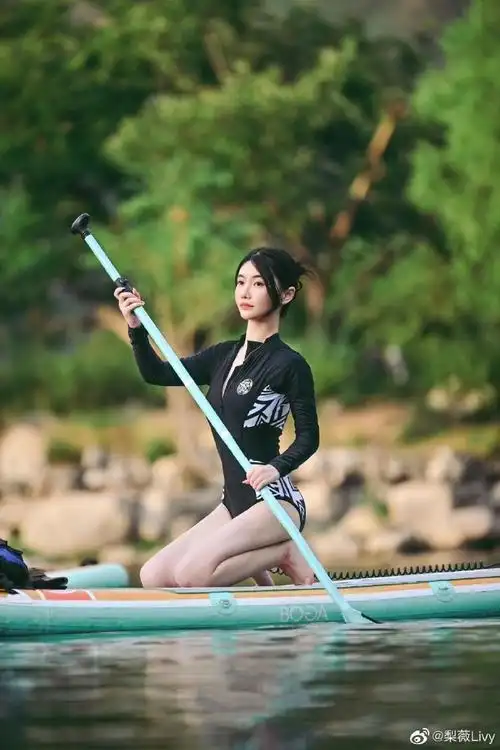 一件泳衣03 一块桨板 一片封闭水域就能体验到宁静又惬意的水上快乐