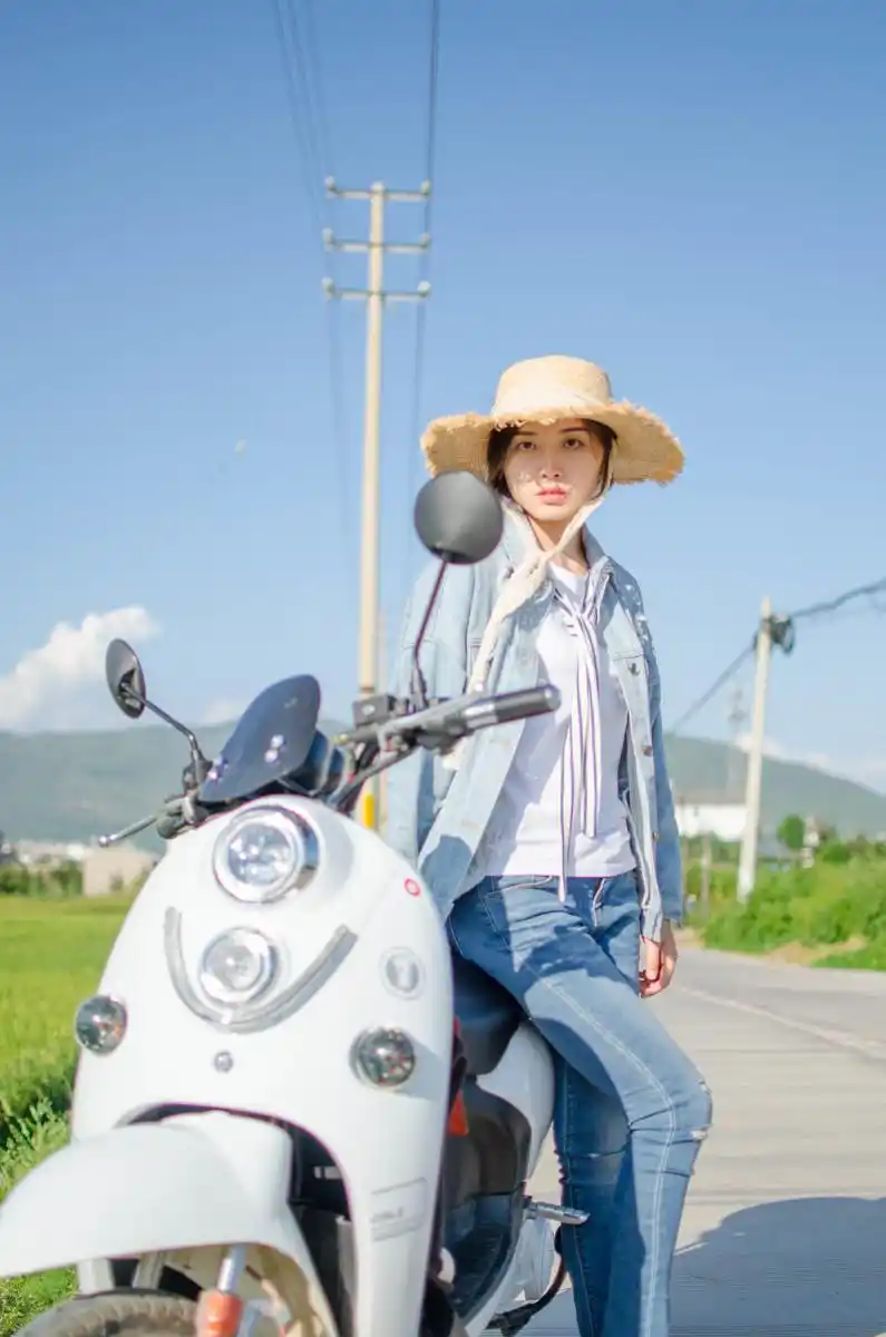 人像摄影:骑电动车的女孩