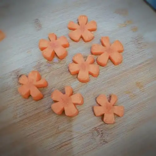 小芊芊要做自己的太阳做的胡萝卜花