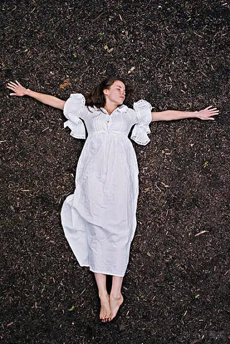 美女,白色长裙,卧,背影_高清图片_全景视觉