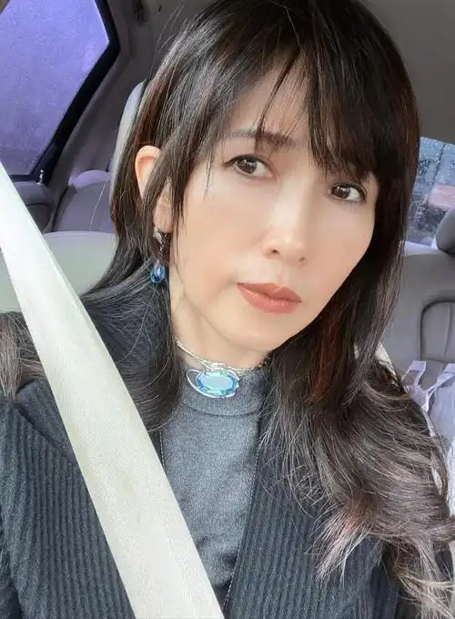 51岁工藤静香驾豪车出街