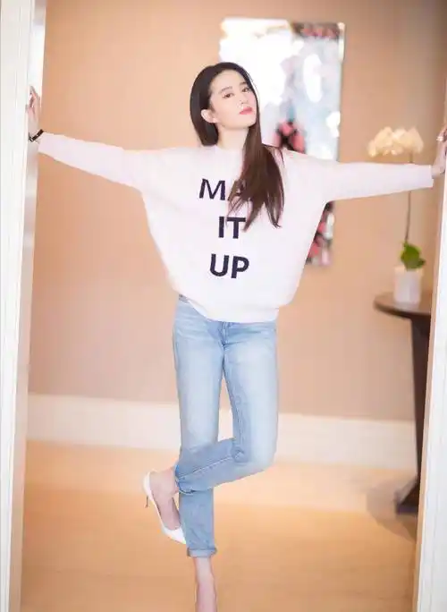 刘亦菲挑选了一款白色的圆领卫衣,只有几个简单的英文字母点缀,能够