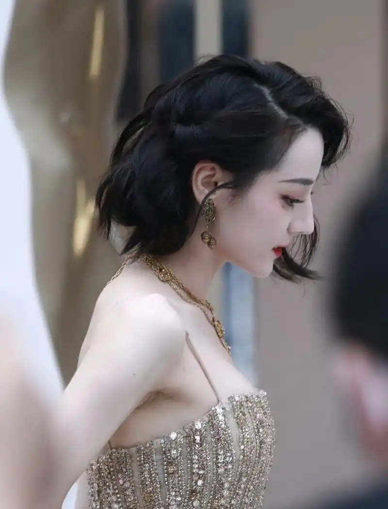 迪丽热巴短发侧颜好美