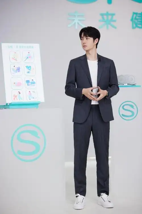 牛仔裤搭配什么鞋子好看男,男士牛仔裤搭配什么鞋(穿西装配运动鞋亮相