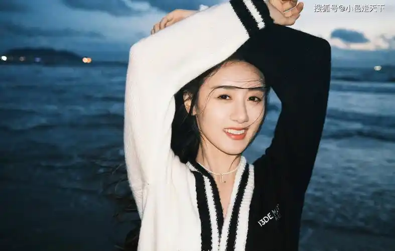 袁冰妍黑白毛衣海边写真