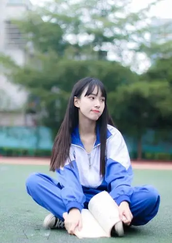 微博晒出了一组自己身着校服的照片,清纯可人,15岁的她已经身高1米73