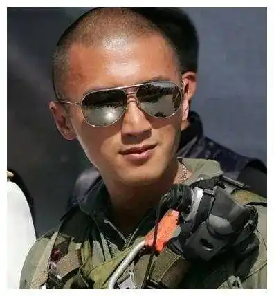 明星剪寸头,哪个更帅气?谢霆锋打造硬汉形象,陈伟霆自己动手剪