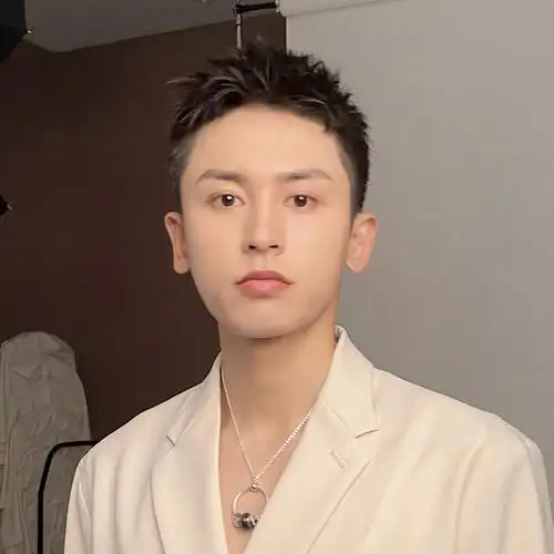 张哲瀚2018寸头街拍时刻