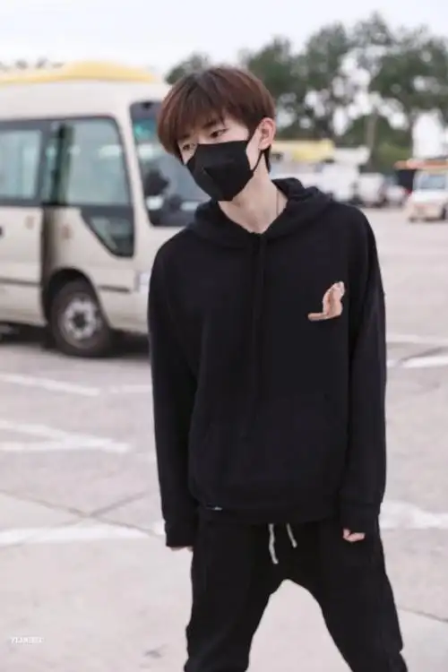 易烊千玺机场图#  易烊千玺机场穿搭小合集9615  私服穿搭松弛