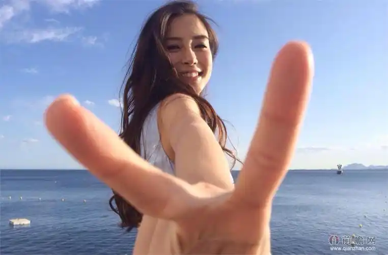 angelababy海边美照比剪刀手卖萌 大秀曲线妩媚动人