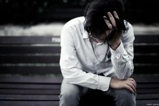 当你躲在被窝里,泪水湿透了枕头,心中充满了失落和悲伤,我想对你说:"