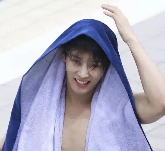 李汶翰的腹肌回来了上热搜了到底是怎么回事