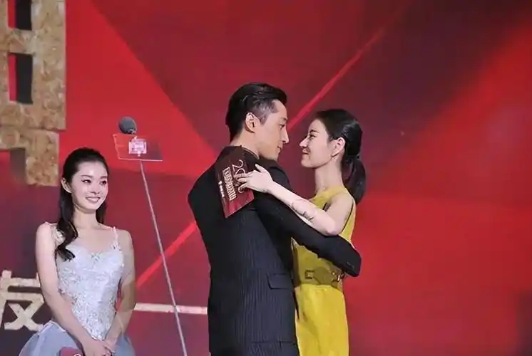 女主曝被胡歌砸断锁骨,说法前后不一,暗示女一戏被抢_王乐君_戏份