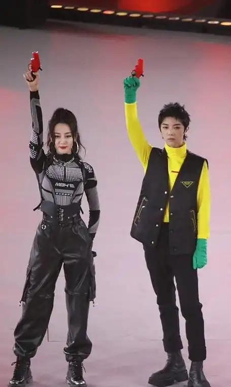 迪丽热巴少见酷系中性穿搭真帅和华晨宇站一起看着都很酷