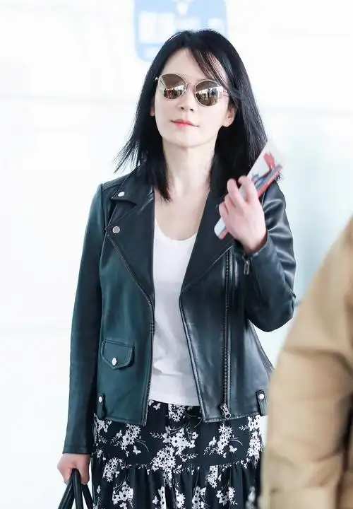 俞飞鸿机场新造型基础款换皮衣更时尚48岁这出众气质不低调