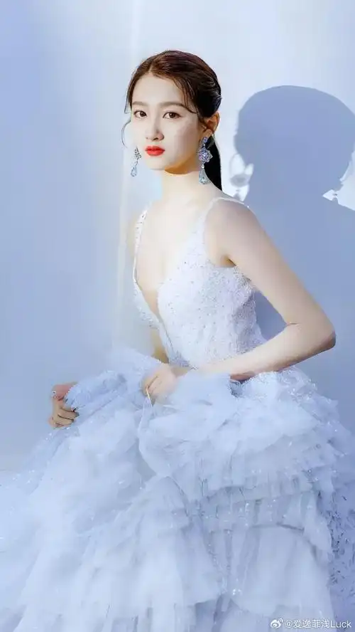 关晓彤身材在内娱也超绝般的存在,什么风格都能驾驭,一双大长腿更是