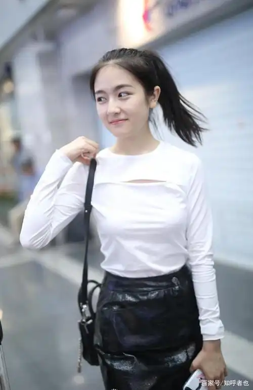 99后小花李兰迪现身机场,白色长袖搭黑色包臂皮裙,长腿吸睛