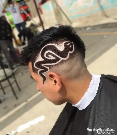 梳露额偏分剃两边短发的男生,利用电推子在侧边板寸短发上雕刻图案