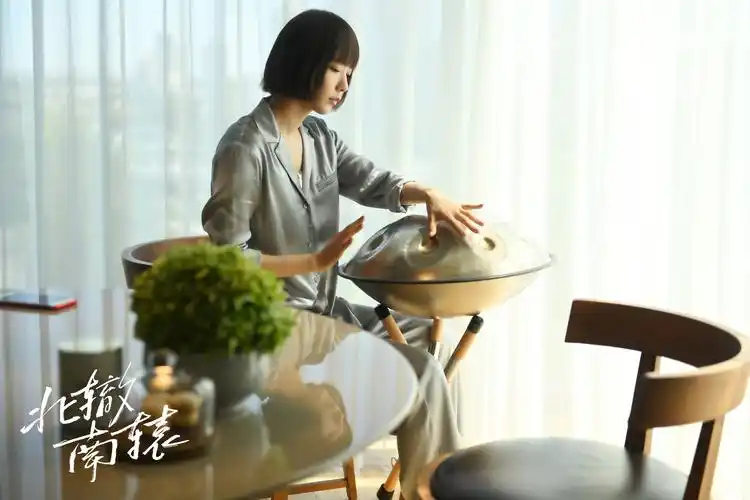 在剧中,尤珊珊(王珞丹饰)带领四个小姐妹一起经营了北辙南辕餐厅,帮助