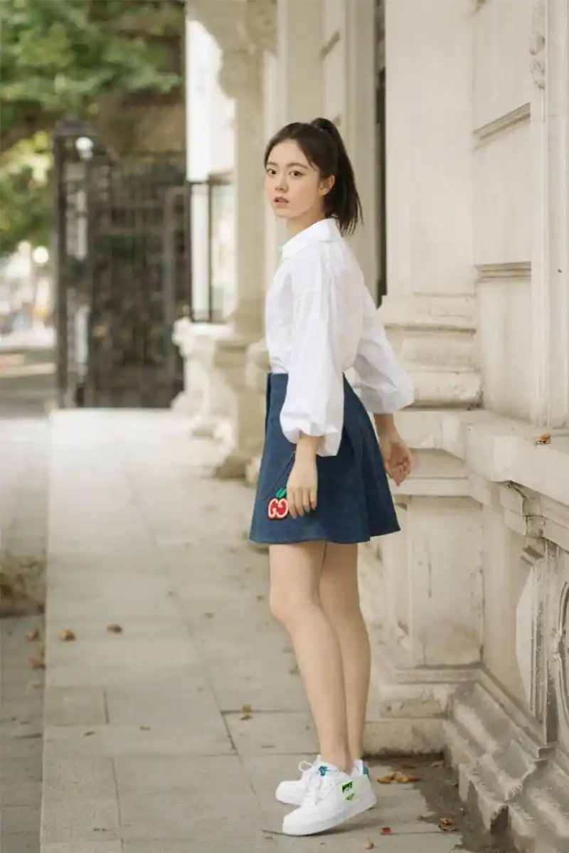 赵今麦 最新写真曝光,马尾高束俏丽明朗,蓝色牛仔短裙搭配纯白泡泡