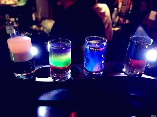 酒吧五彩缤纷酒