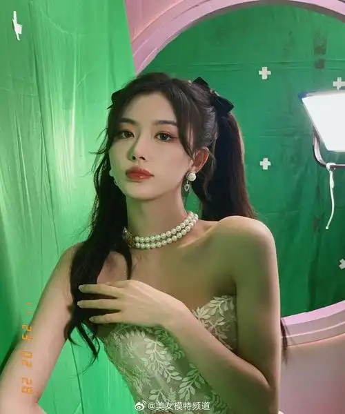 孔雪儿双马尾抹胸裙