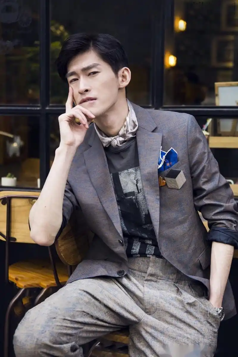 近日,张翰首次回应承包鱼塘表情包,表示那段时间真的很难受,要靠安眠