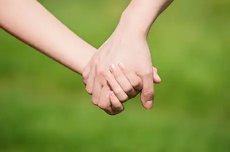 夏日户外,母亲牵着儿子的手