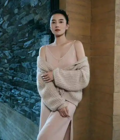 "冰美人"宋佳,一身冰肌玉骨,身着黑色丝绒开叉裙,魅力四射_感觉_柳琴