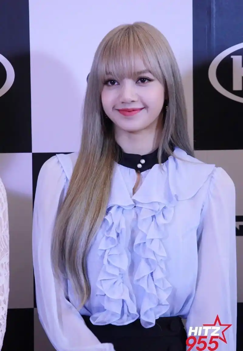 韩女团blackpink成员lisa出席活动:笑容清爽甜蜜,淑女魅力十足!
