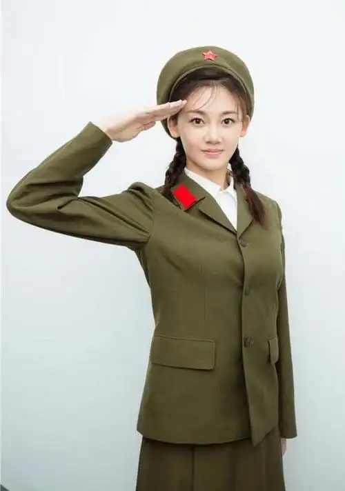 电影《红海行动》是今年比较火的军人题材电影.