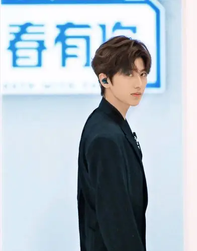 蔡徐坤发文感谢青春有你2节目组并为女导演出道打call有心