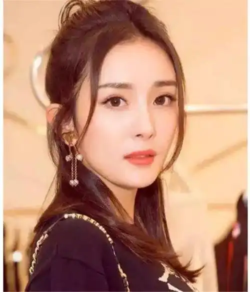 八字刘海大脸学生图片(发型|脸大的女生,适合什么样的刘海?