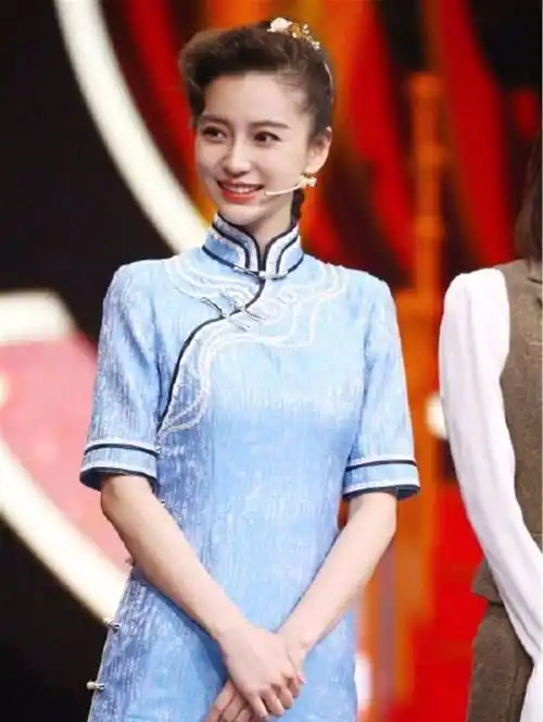 23岁关晓彤和31岁杨颖同挑战旗袍造型,美得各有千秋,你更喜欢谁_气质